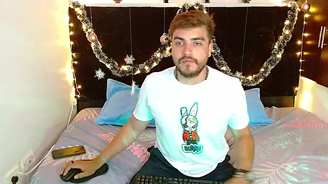 Snapshot of Dylanwish chatting on 12-02-24, 11:29 Dylanwish online show from 12-02-24, 11:29