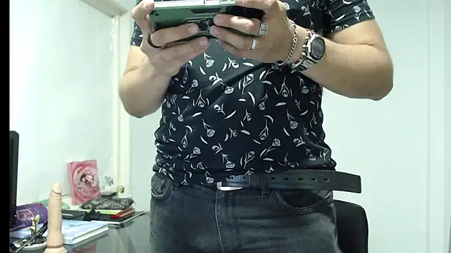 Snapshot of Dylanwish chatting on 12-19-24, 11:25 Dylanwish online show from 12-19-24, 11:25