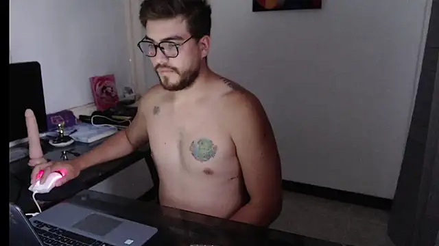 Snapshot of Dylanwish chatting on 12-20-24, 10:43 Dylanwish online show from 12-20-24, 10:43