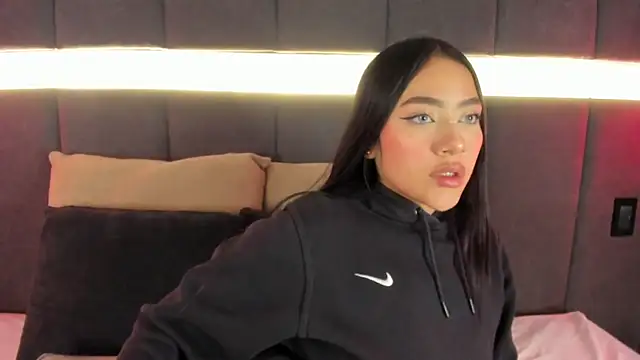 Snapshot of nicolle_pierce chatting on 09-24-25, 12:30 nicolle pierce online show from 09-24-25, 12:30