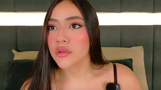 Snapshot of nicolle_pierce chatting on 10-30-25, 01:45 nicolle pierce online show from 10-30-25, 01:45