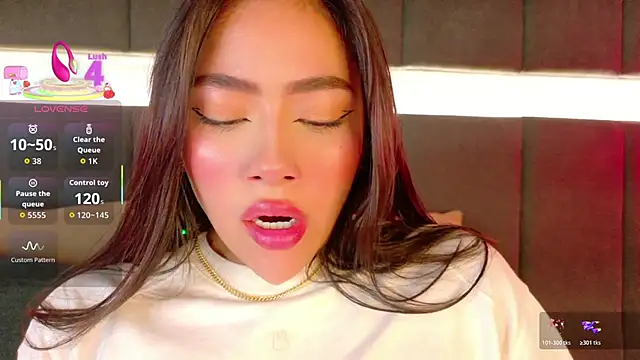 Snapshot of nicolle_pierce chatting on 11-15-25, 02:02 nicolle pierce online show from 11-15-25, 02:02