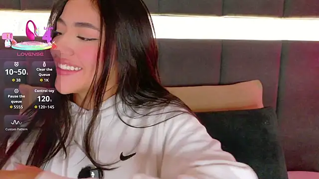 Snapshot of nicolle_pierce chatting on 11-17-25, 01:28 nicolle pierce online show from 11-17-25, 01:28