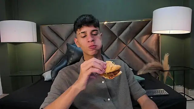 Tyler Rodriguez online show from 03-09-25, 03:22