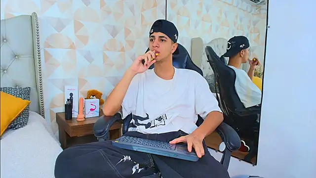 Tyler Rodriguez online show from 09-11-25, 09:59