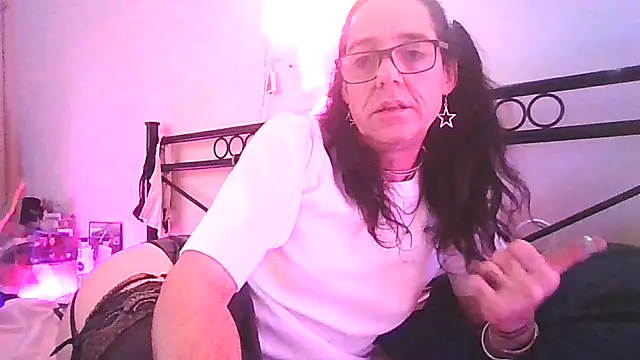 Snapshot of ingrid1982 chatting on 09-24-25, 03:43 ingrid1982 online show from 09-24-25, 03:43