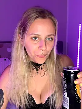 Snapshot of lunawolf21 chatting on 09-29-25, 06:35 lunawolf21 online show from 09-29-25, 06:35