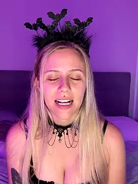 Snapshot of lunawolf21 chatting on 10-10-25, 06:45 lunawolf21 online show from 10-10-25, 06:45