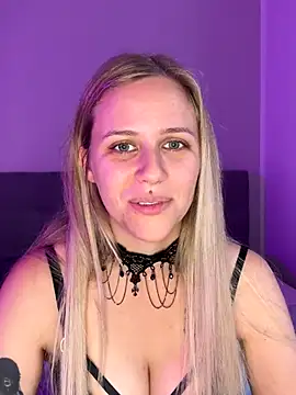 Snapshot of lunawolf21 chatting on 10-15-25, 07:30 lunawolf21 online show from 10-15-25, 07:30