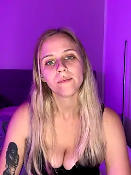 Snapshot of lunawolf21 chatting on 10-17-25, 06:32 lunawolf21 online show from 10-17-25, 06:32