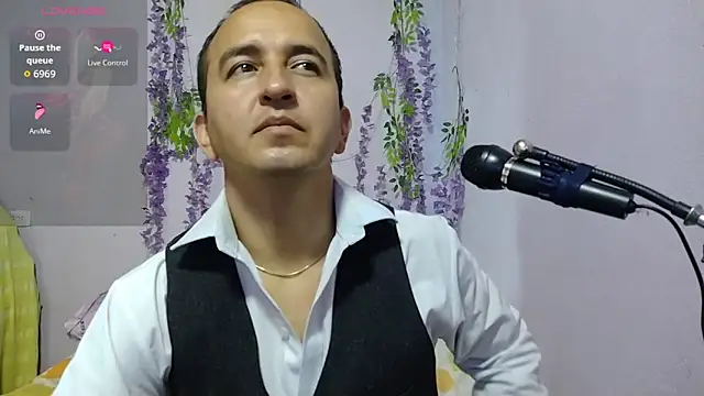 Snapshot of yazforeSolo chatting on 09-17-25, 02:41 yazforeSolo online show from 09-17-25, 02:41