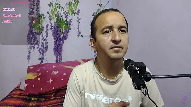 Snapshot of yazforeSolo chatting on 09-26-25, 01:37 yazforeSolo online show from 09-26-25, 01:37