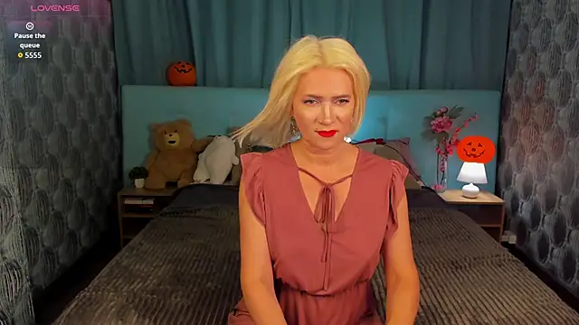 Luna  Lewis online show from 10-29-25, 09:44