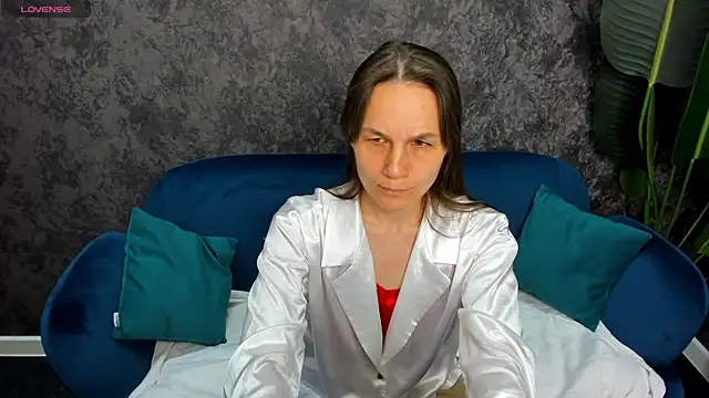 Snapshot of Lillian_White chatting on 02-19-25, 06:44 Lillian White online show from 02-19-25, 06:44