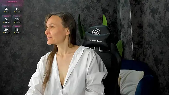 Snapshot of Lillian_White chatting on 10-10-25, 11:59 Lillian White online show from 10-10-25, 11:59