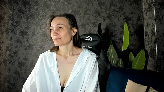 Snapshot of Lillian_White chatting on 10-18-25, 11:49 Lillian White online show from 10-18-25, 11:49