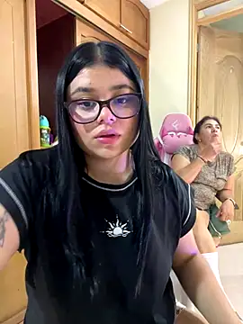 Snapshot of alissonfernandez_ chatting on 10-18-25, 04:26 alissonfernandez online show from 10-18-25, 04:26