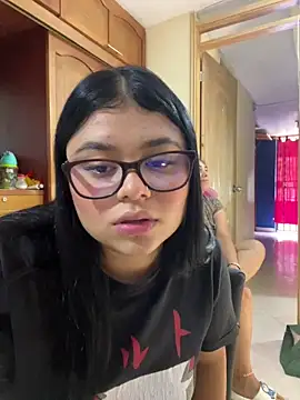 Snapshot of alissonfernandez_ chatting on 10-18-25, 04:30 alissonfernandez online show from 10-18-25, 04:30