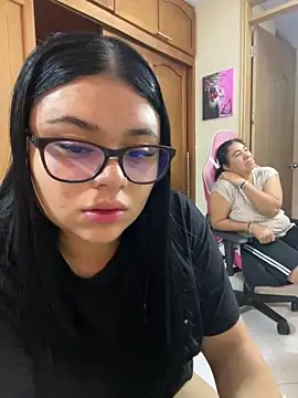 Snapshot of alissonfernandez_ chatting on 10-21-25, 03:35 alissonfernandez online show from 10-21-25, 03:35