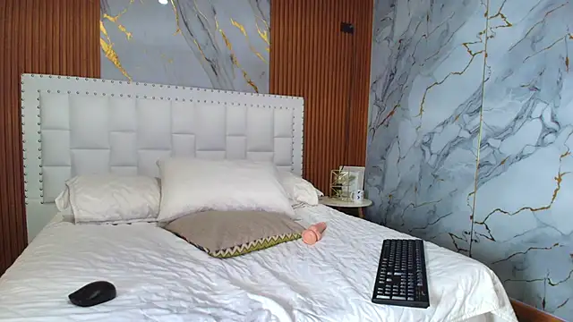 Snapshot of hornybarelylegalgirl chatting on 12-16-24, 07:32 hornybarelylegalgirl online show from 12-16-24, 07:32