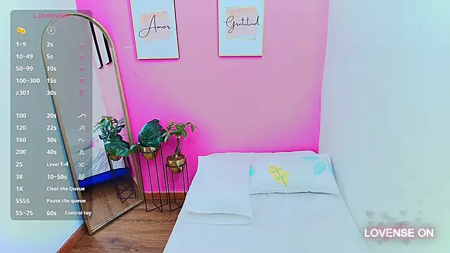 Snapshot of hornybarelylegalgirl chatting on 01-28-25, 12:32 hornybarelylegalgirl online show from 01-28-25, 12:32