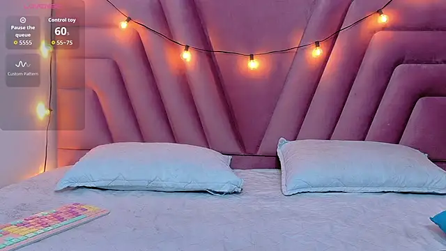 Snapshot of hornybarelylegalgirl chatting on 10-27-25, 12:42 hornybarelylegalgirl online show from 10-27-25, 12:42