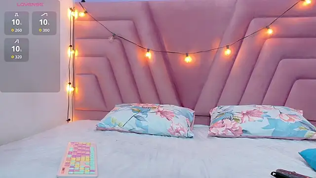 Snapshot of hornybarelylegalgirl chatting on 10-29-25, 12:40 hornybarelylegalgirl online show from 10-29-25, 12:40