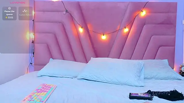 Snapshot of hornybarelylegalgirl chatting on 11-28-25, 12:52 hornybarelylegalgirl online show from 11-28-25, 12:52