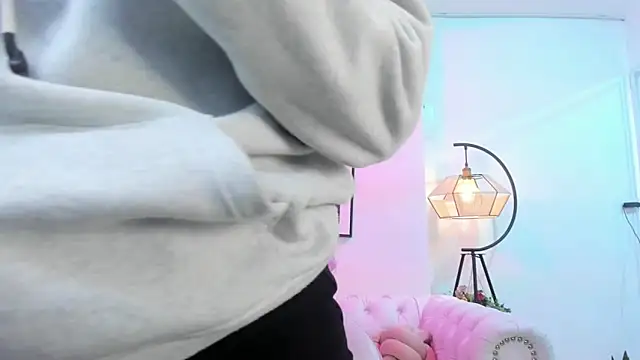 Snapshot of Theia_moon chatting on 01-30-25, 12:27 Theia moon online show from 01-30-25, 12:27