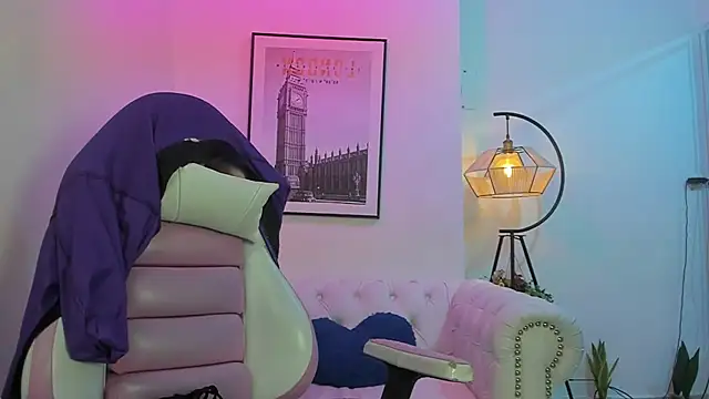 Snapshot of Theia_moon chatting on 02-08-25, 12:39 Theia moon online show from 02-08-25, 12:39