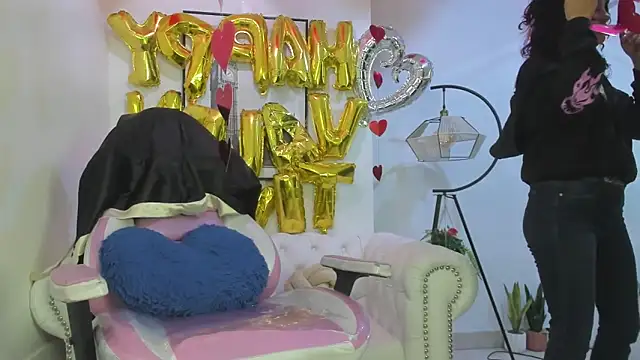 Snapshot of Theia_moon chatting on 02-17-25, 12:38 Theia moon online show from 02-17-25, 12:38