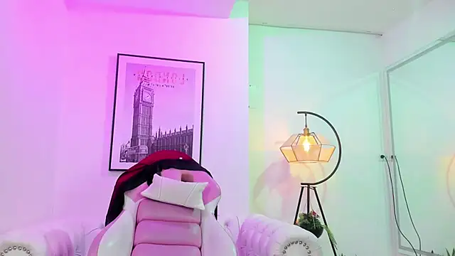 Snapshot of Theia_moon chatting on 02-23-25, 12:37 Theia moon online show from 02-23-25, 12:37