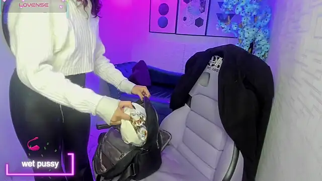 Snapshot of Theia_moon chatting on 09-30-25, 12:43 Theia moon online show from 09-30-25, 12:43