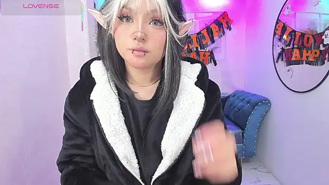 Snapshot of Theia_moon chatting on 11-01-25, 01:24 Theia moon online show from 11-01-25, 01:24