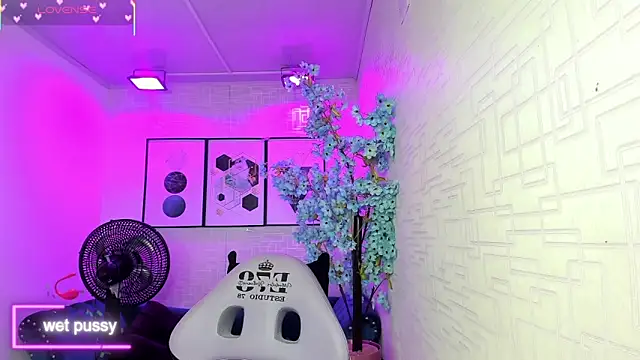 Snapshot of Theia_moon chatting on 11-04-25, 12:37 Theia moon online show from 11-04-25, 12:37