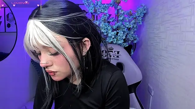 Snapshot of Theia_moon chatting on 11-08-25, 05:07 Theia moon online show from 11-08-25, 05:07