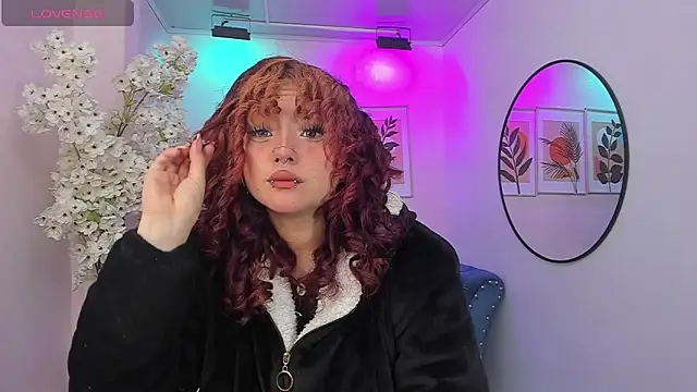 Snapshot of Theia_moon chatting on 11-21-25, 01:32 Theia moon online show from 11-21-25, 01:32