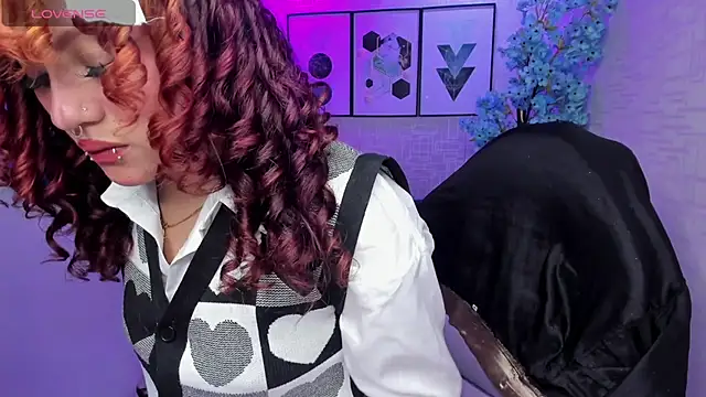 Snapshot of Theia_moon chatting on 12-01-25, 01:49 Theia moon online show from 12-01-25, 01:49