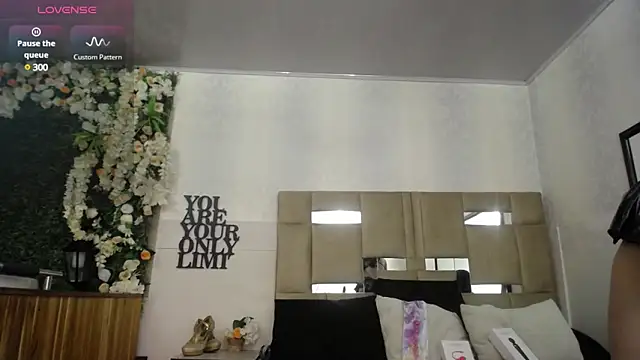 Queenjenn   online show from 01-06-25, 03:19