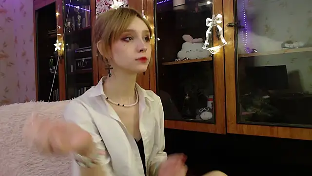 Snapshot of cloudgirrl chatting on 01-09-25, 07:40 cloudgirrl online show from 01-09-25, 07:40