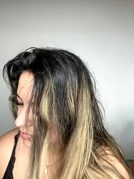 Snapshot of Amira__Fatima chatting on 10-14-25, 02:18 Amira Fatima online show from 10-14-25, 02:18