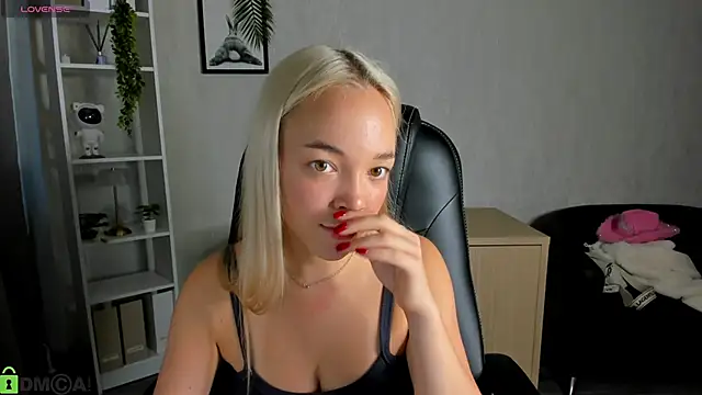 Christy Little online show from 09-10-25, 12:43