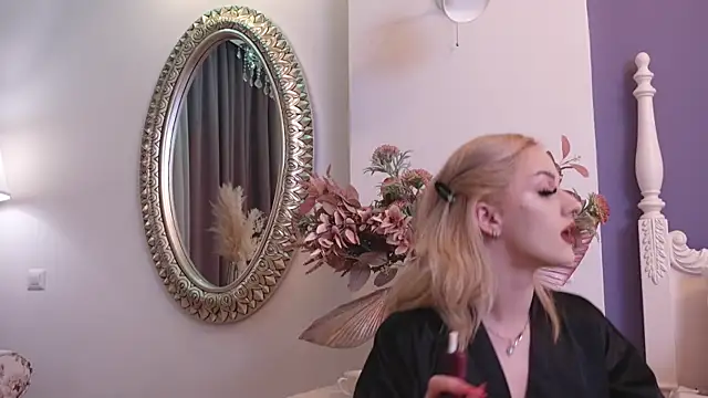 Snapshot of LucyLexton chatting on 02-18-25, 04:37 LucyLexton online show from 02-18-25, 04:37