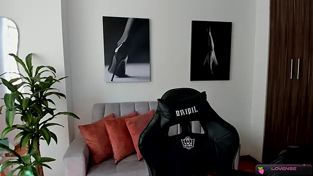 Snapshot of Emmy_petit chatting on 12-13-24, 03:11 Emmy petit online show from 12-13-24, 03:11