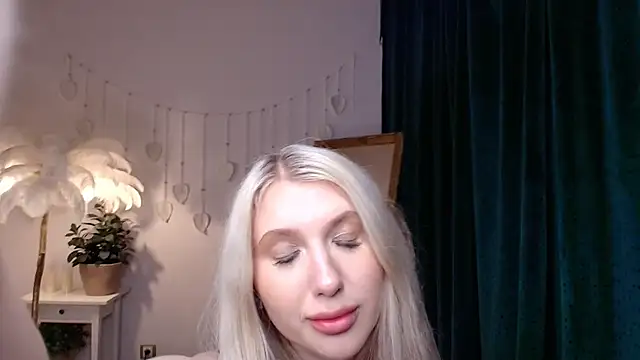 Snapshot of Evacadooo chatting on 05-29-26, 02:53 Evacadooo online show from 05-29-26, 02:53