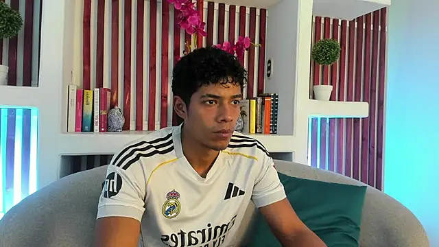 Snapshot of wagz chatting on 05-12-26, 07:44 wagz online show from 05-12-26, 07:44