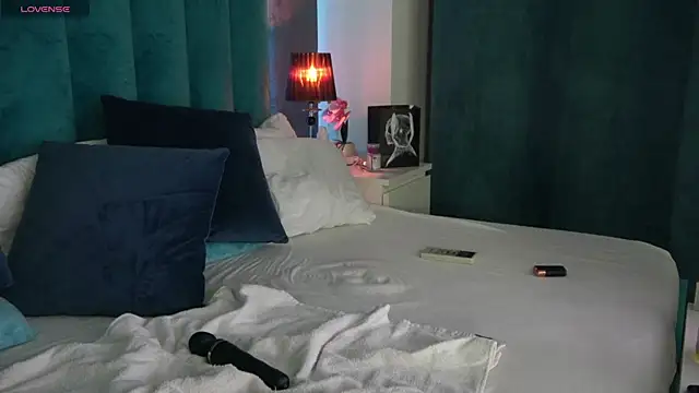 LauraMirage online show from 02-12-25, 01:30