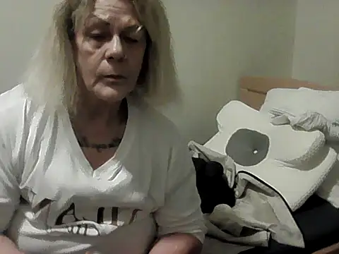 housewife shantie online show from 11-15-25, 03:19