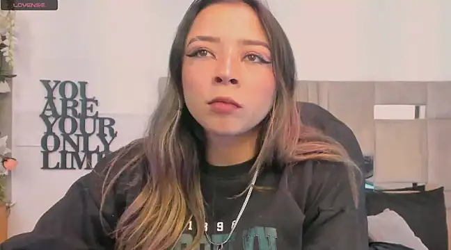 Snapshot of natacha__black_ chatting on 01-23-25, 01:02 natacha  black  online show from 01-23-25, 01:02