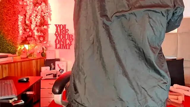 Snapshot of natacha__black_ chatting on 02-23-25, 01:02 natacha  black  online show from 02-23-25, 01:02